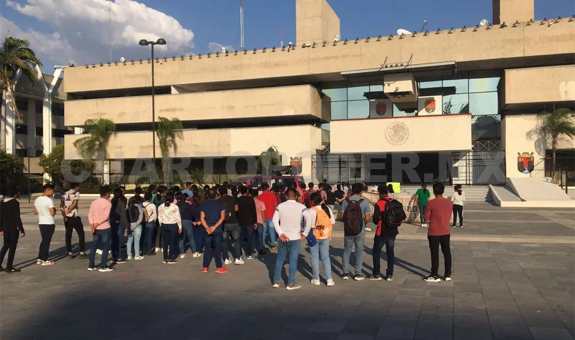 Exigen docentes la entrega de 200 títulos