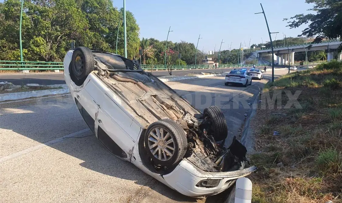 Veloz conductor sobrevive a aparatosa volcadura