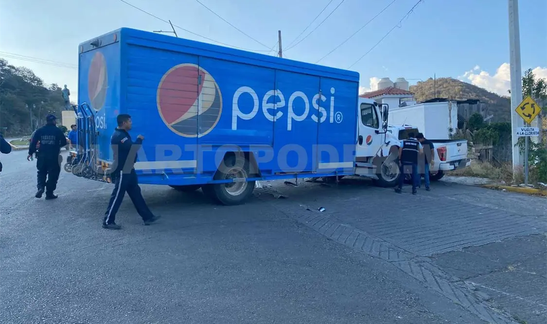 Tráiler choca contra camioneta en bulevar
