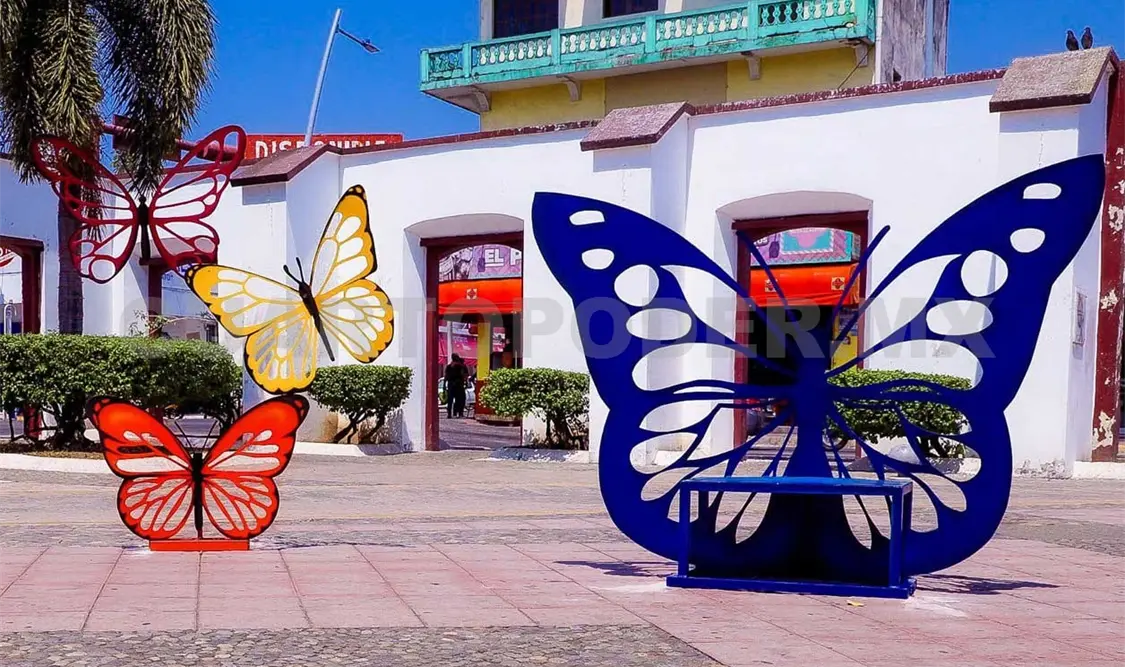 Adornan el centro por la primavera