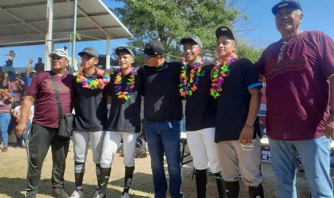 Directivos de los Saraperos de Saltillo estuvieron presentes en el municipio de Arriaga para la firma de contratos de los jóvenes. Cortesía