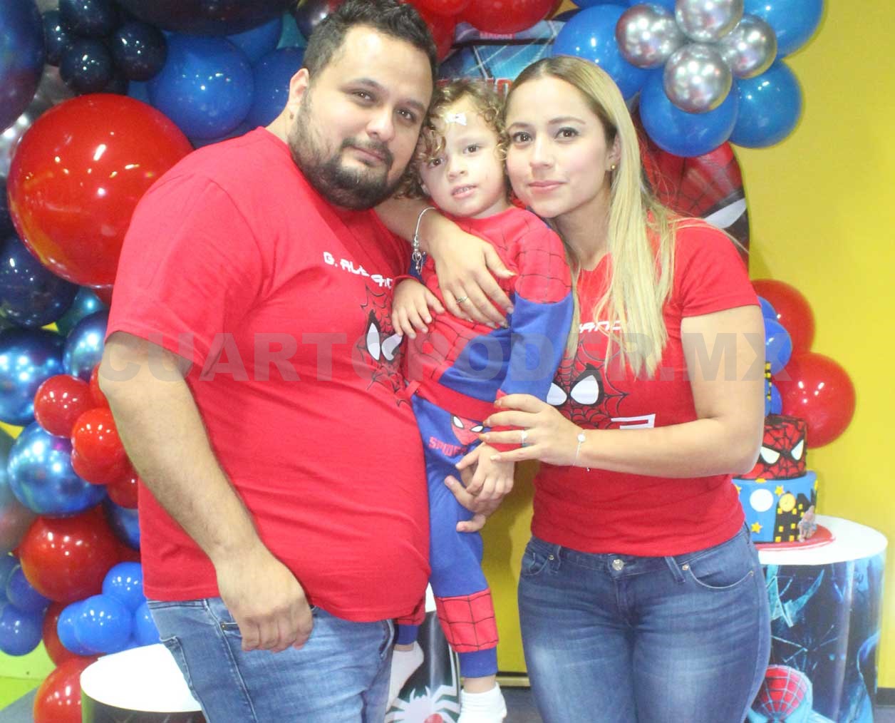 Gustavo celebra con Spiderman