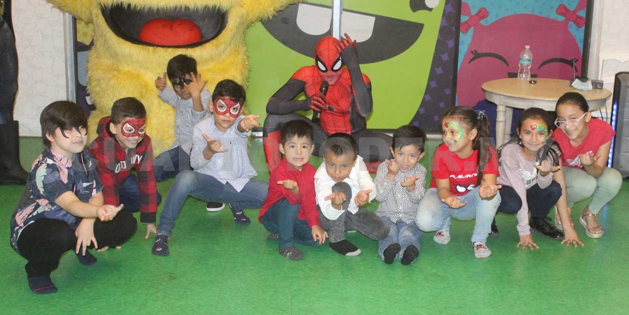 Gustavo celebra con Spiderman