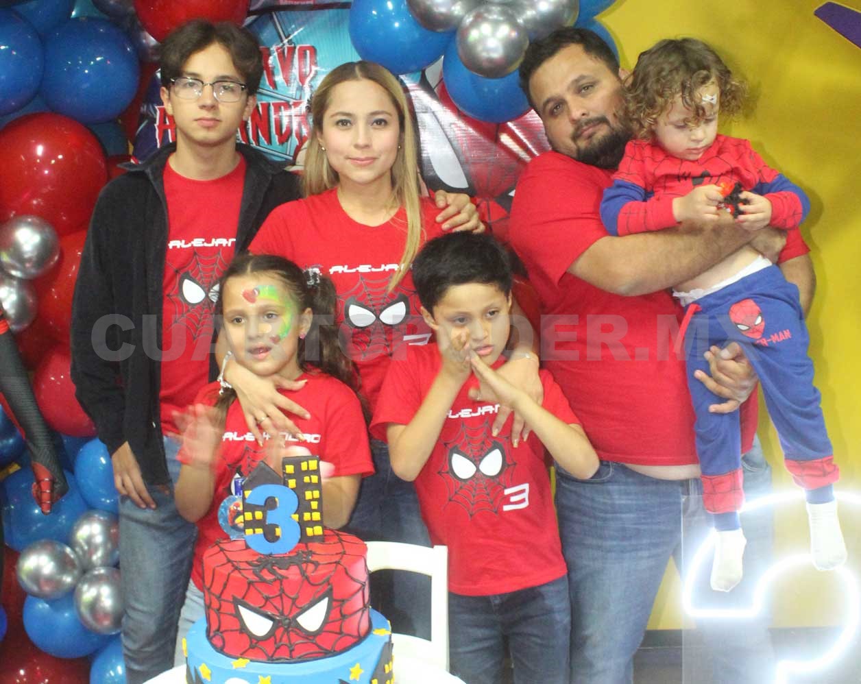 Gustavo celebra con Spiderman