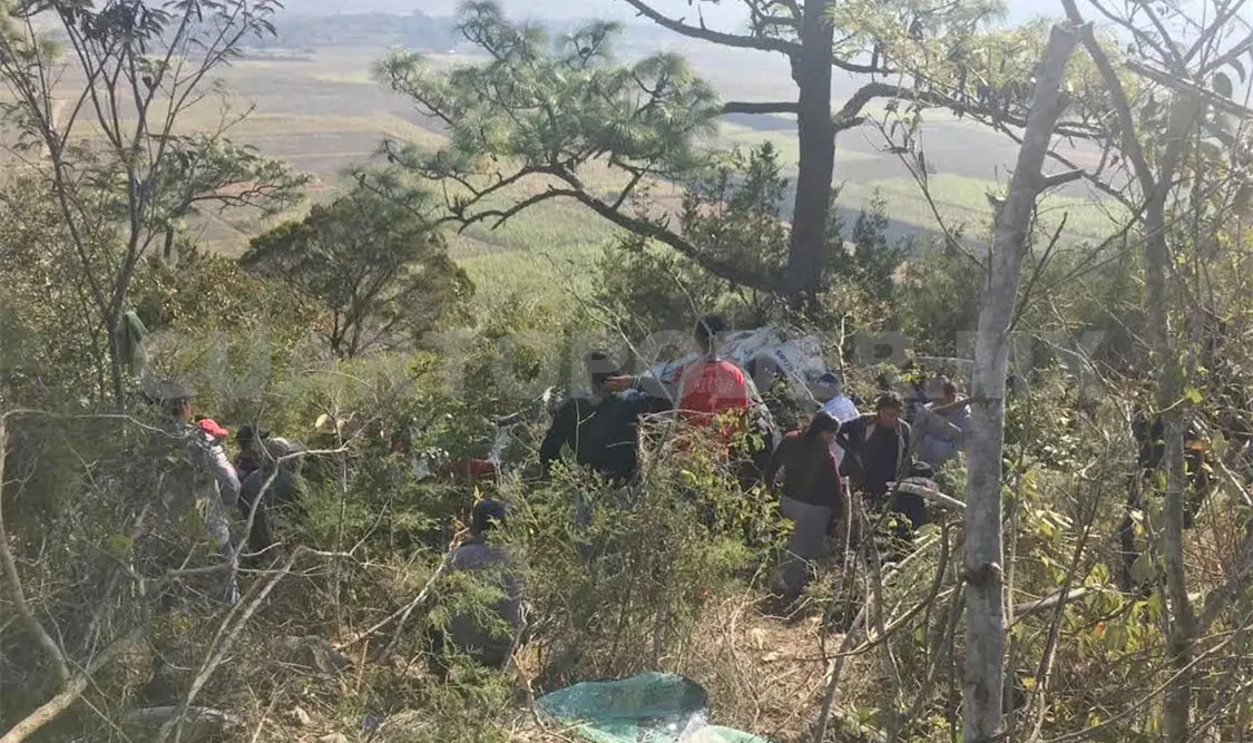 Urvan queda en barranco; 10 pasajeros salen heridos