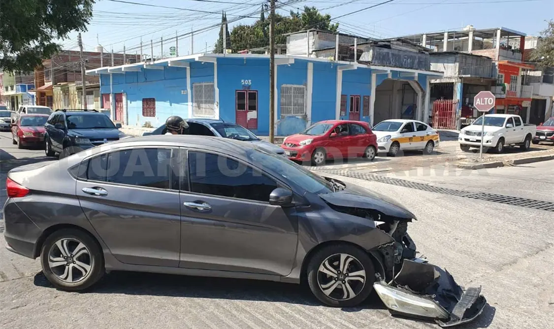 Se pasa la preferencia y provoca aparatoso choque; no hubo heridos