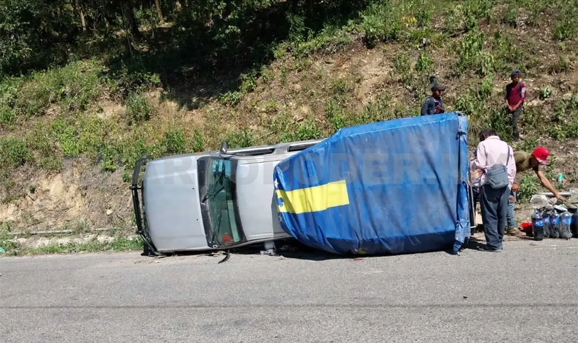 Se accidenta una camioneta; deja a varios lesionados