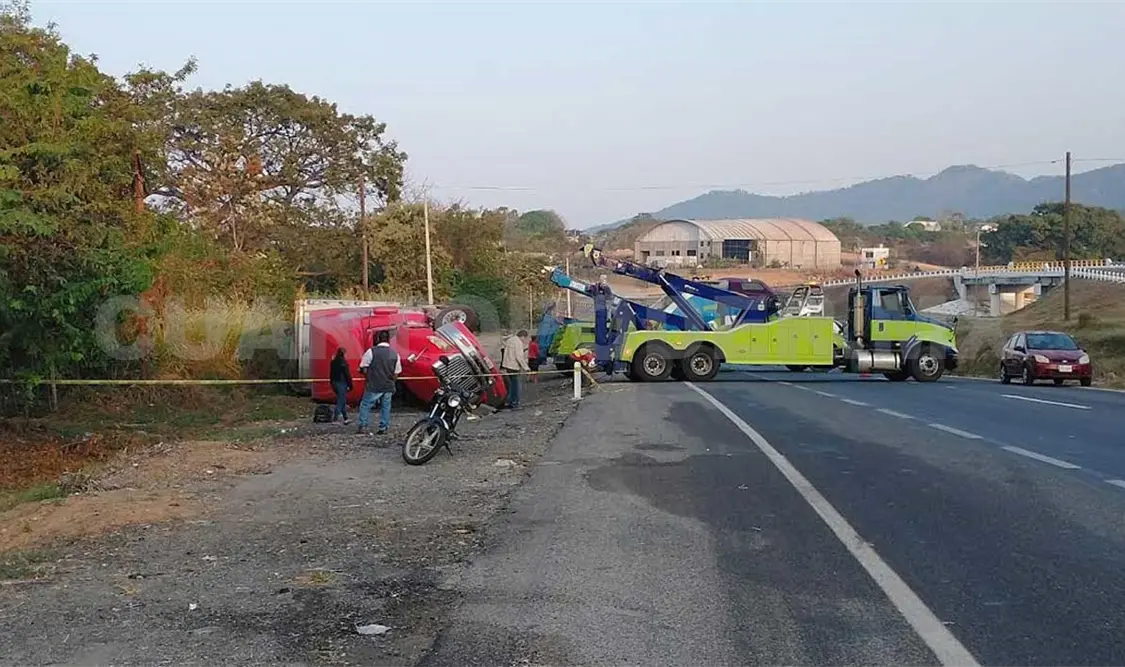 Vuelca tráiler al circular en la Curva del Diablo