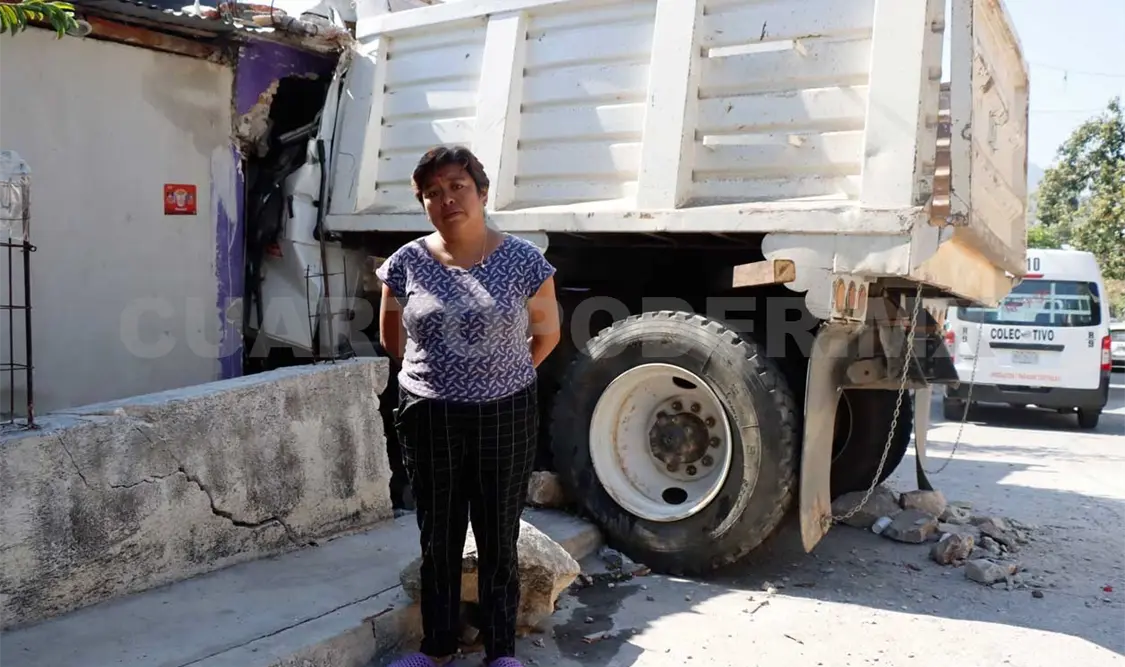 Familia pide resolver choque de volteo en vivienda
