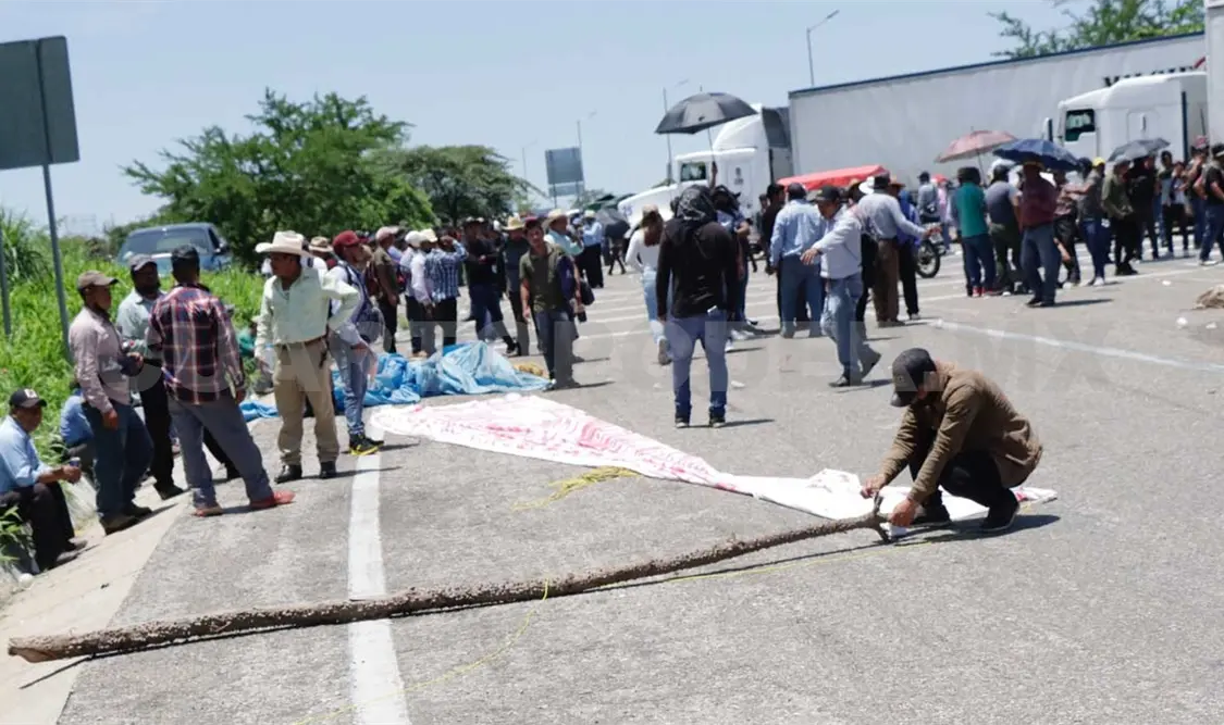 Gracias a los acuerdos, los pobladores retiraron un bloqueo carretero instalado en este municipio. Diego Pérez / CP