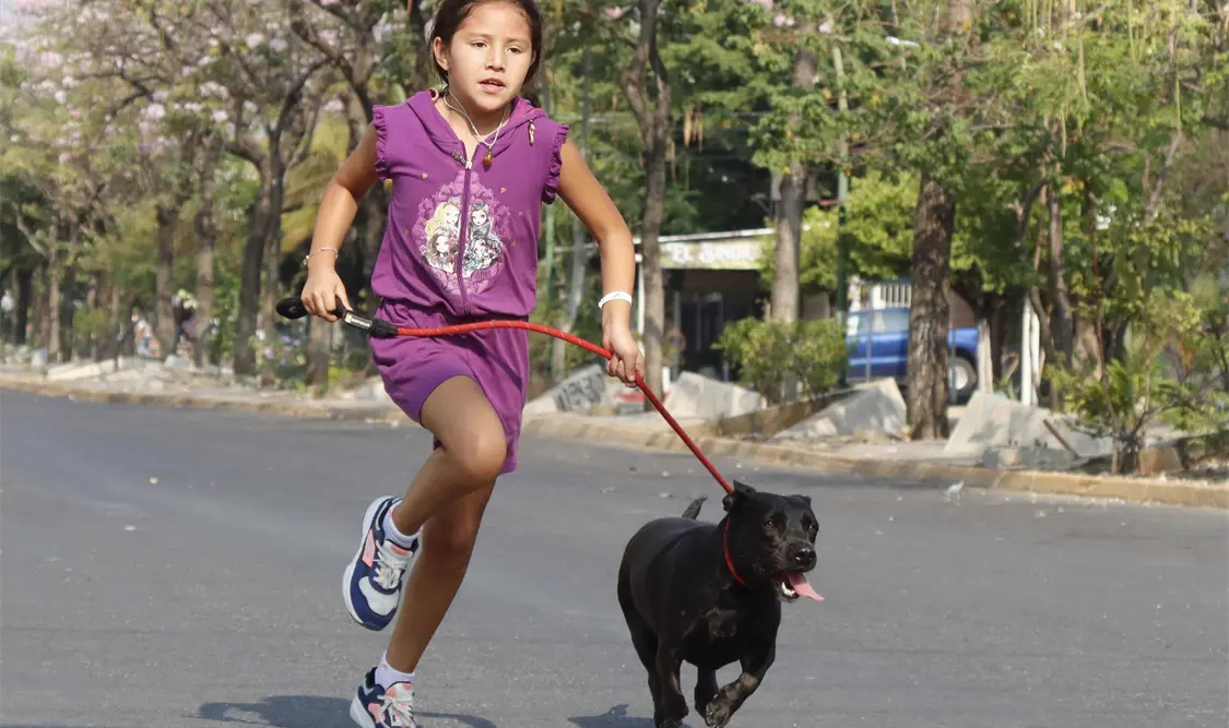 Niñas y niños participaron en la carrera, acompañados de sus peludos amigos. Diego Pérez/CP