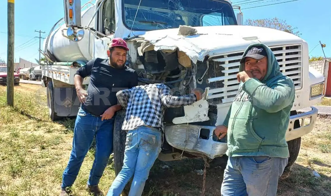 Los reportes apuntaban que al parecer el chofer de la “mole de fieros” perdió el control y al salirse de la cinta de asfalto se encontró a su paso una vivienda. Juan Orel / CP