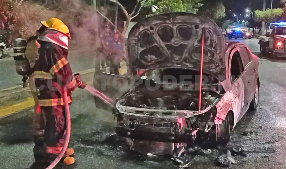 Presunto cortocircuito provoca incendio en un automóvil cuando este circulaba sobre libramiento Norte Oriente. Ulises López / CP