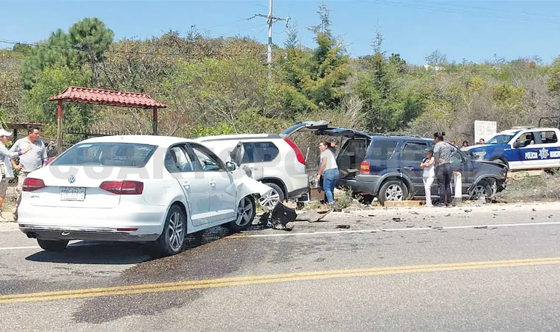 El chofer del automóvil compacto quedó prensado en su unidad, luego de que se estrellara una camioneta familiar contra él. Juan Orel / CP