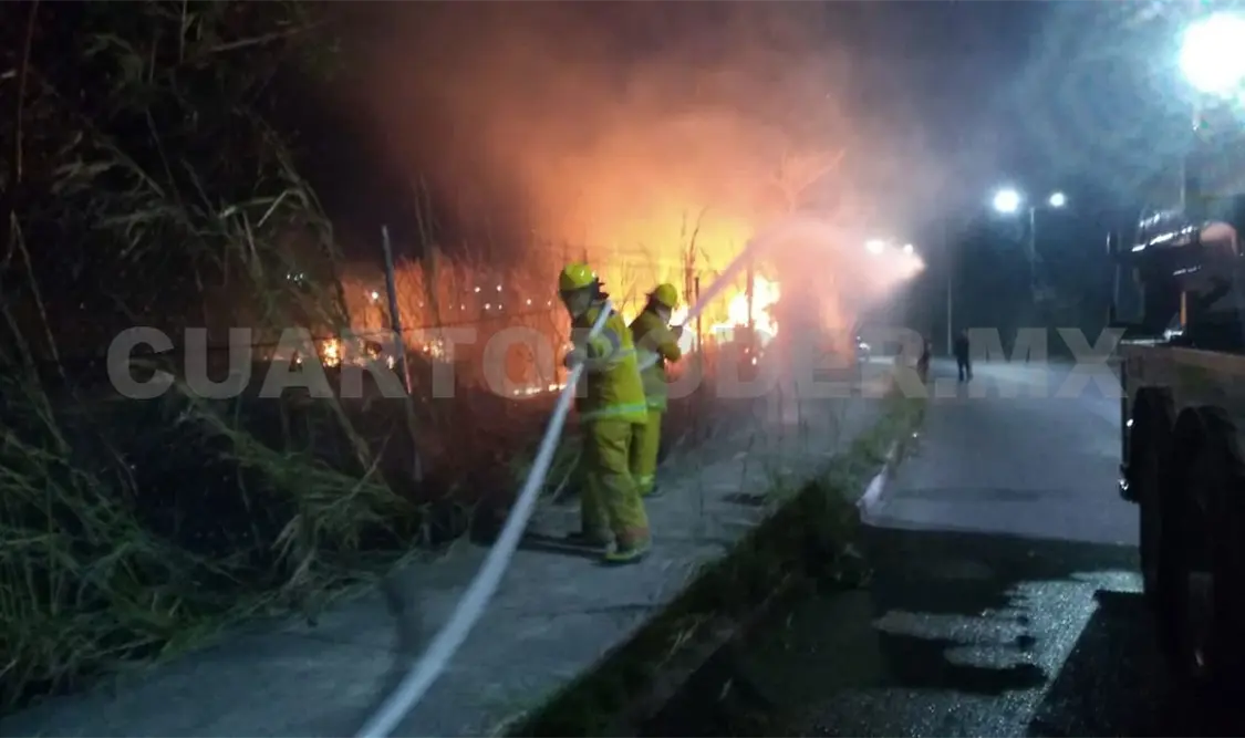 Se incendia camioneta y luego un terreno baldío