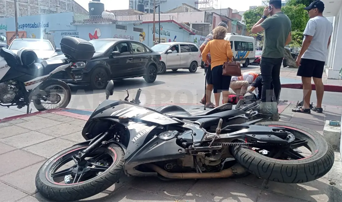 Automóvil lo embiste y deja con lesiones