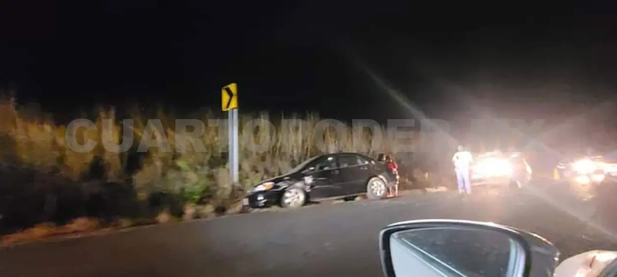 Impactan automóviles en la Curva del Gallo