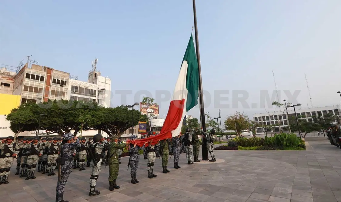 Encabeza Ejecutivo honores a la bandera en Tuxtla Gutiérrez