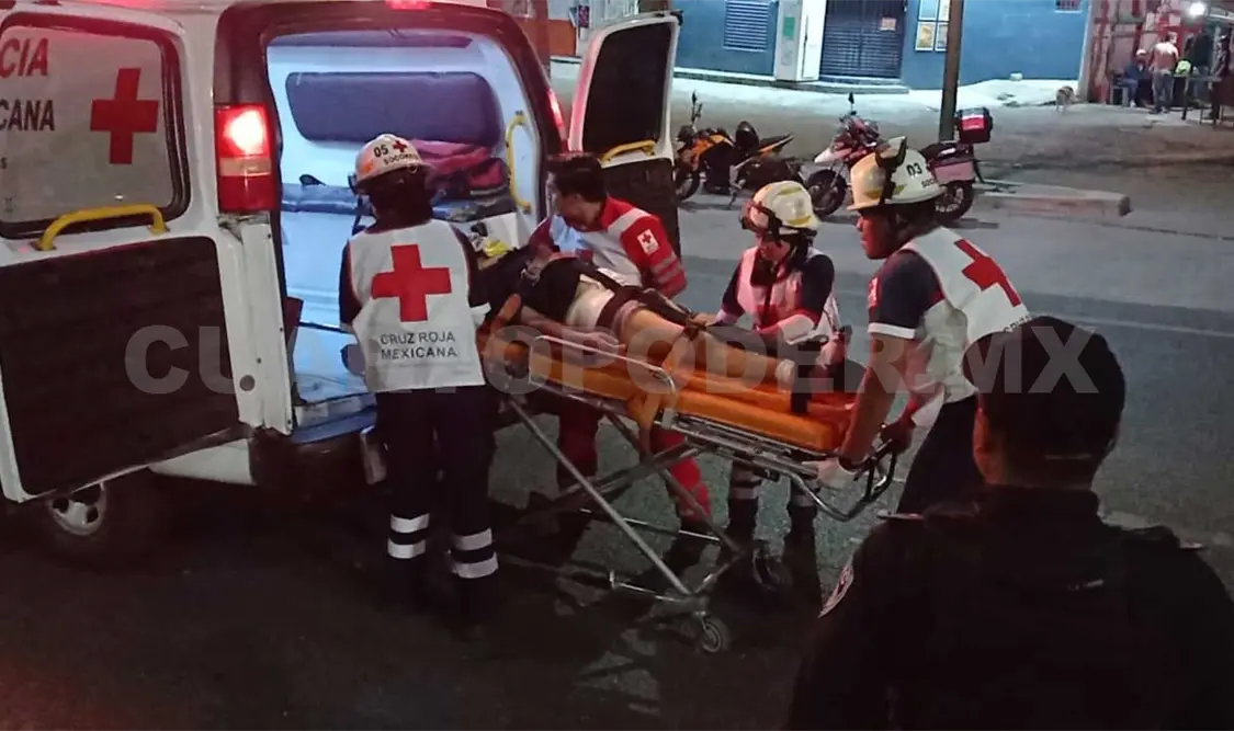 Impacta vehículo a un abuelito en muletas