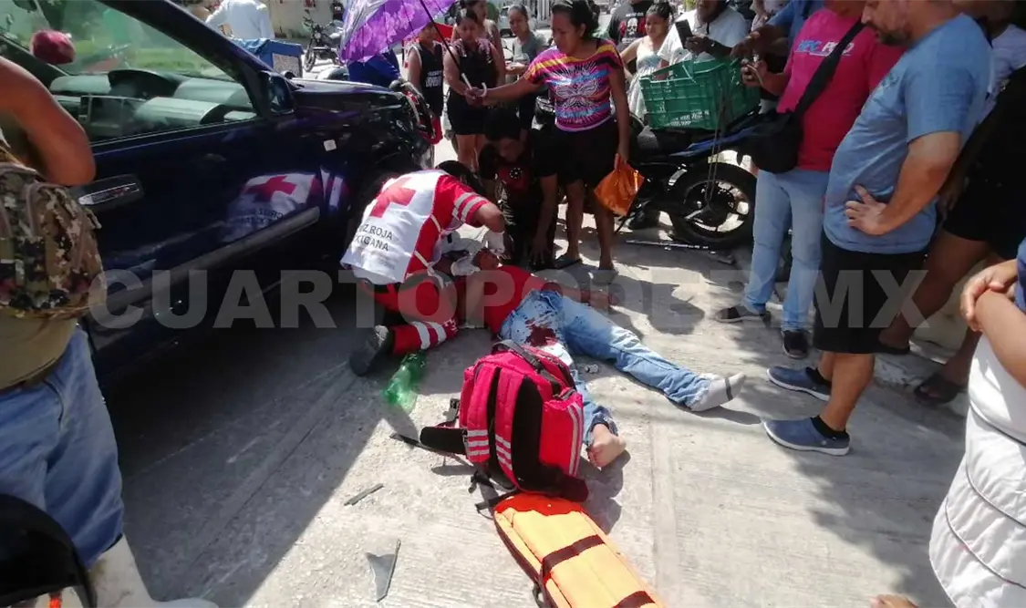Camioneta arrolla a joven motociclista y sale herido