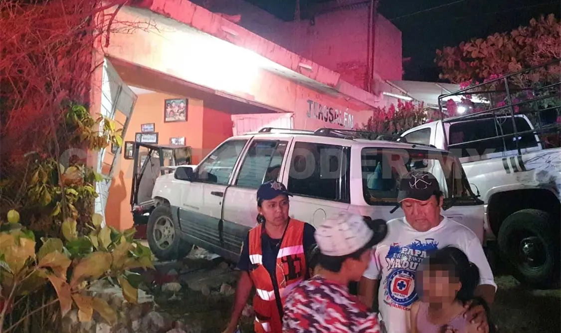 Ebrio automovilista se estrella en una vivienda