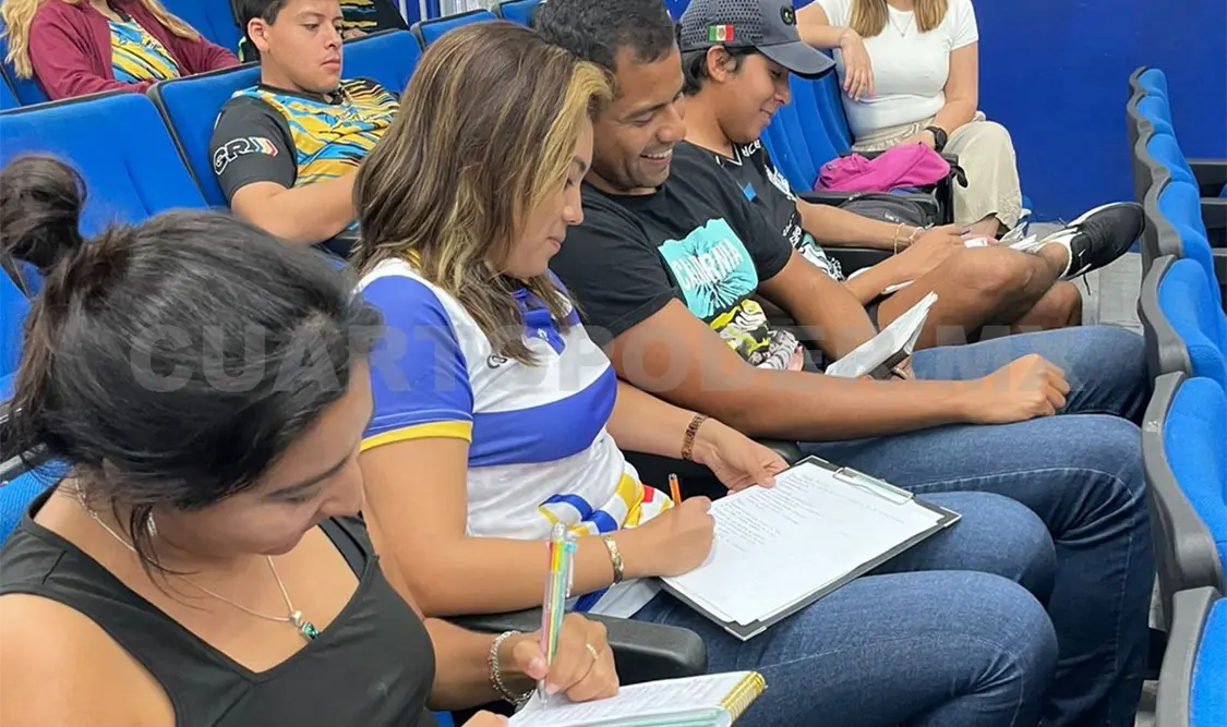 Mónica Anzueto imparte cátedra en Veracruz