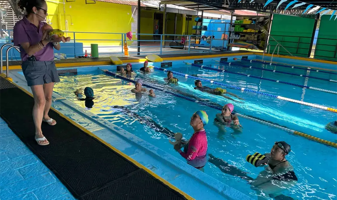 Dictó cátedra a nuevos entrenadores de Natación, que se mostraron muy receptivos a la enseñanza. Cortesía