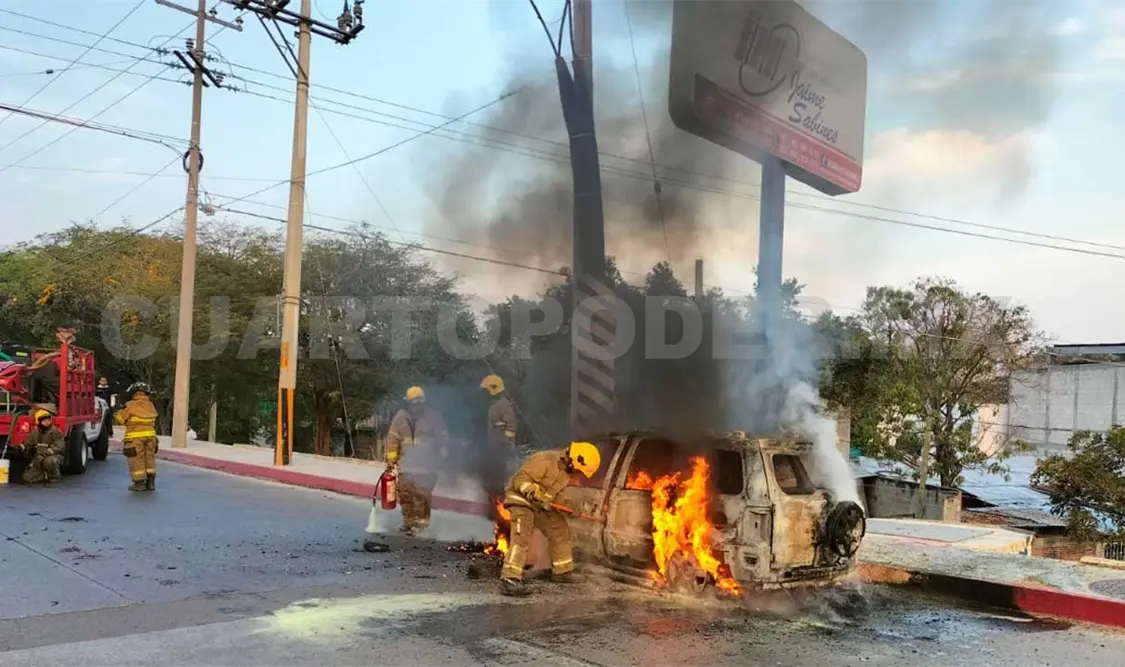 Se incendia una camioneta sobre libramiento Sur