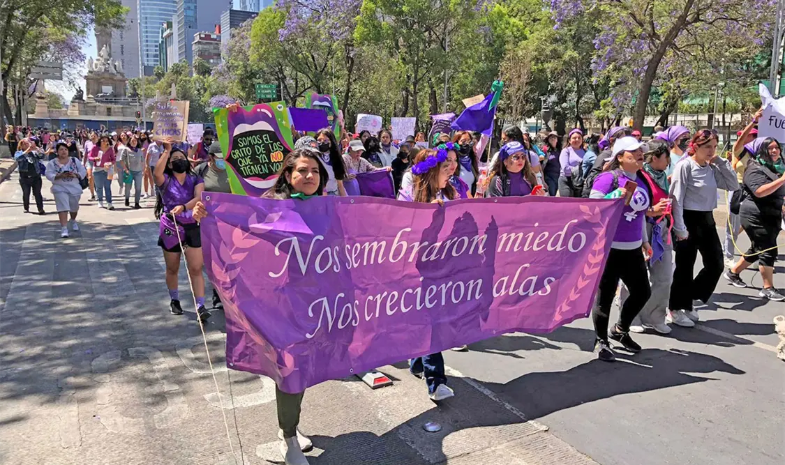 “¡La que no brinque es macho!”: Zócalo se tiñe de morado