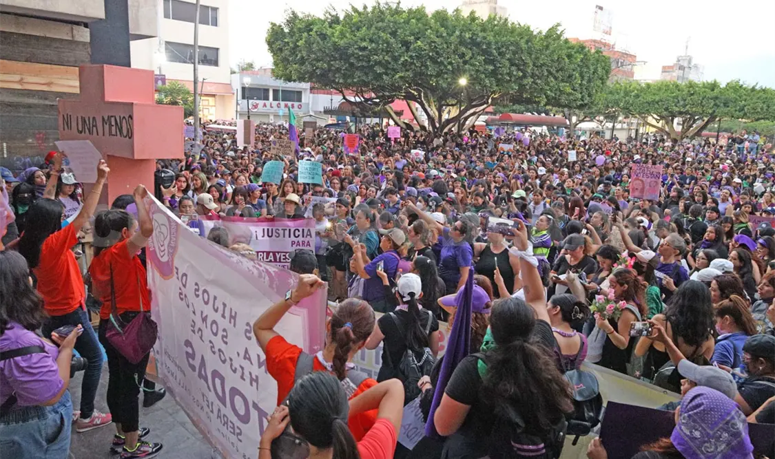 Miles se manifiestan en Tuxtla por el 8M