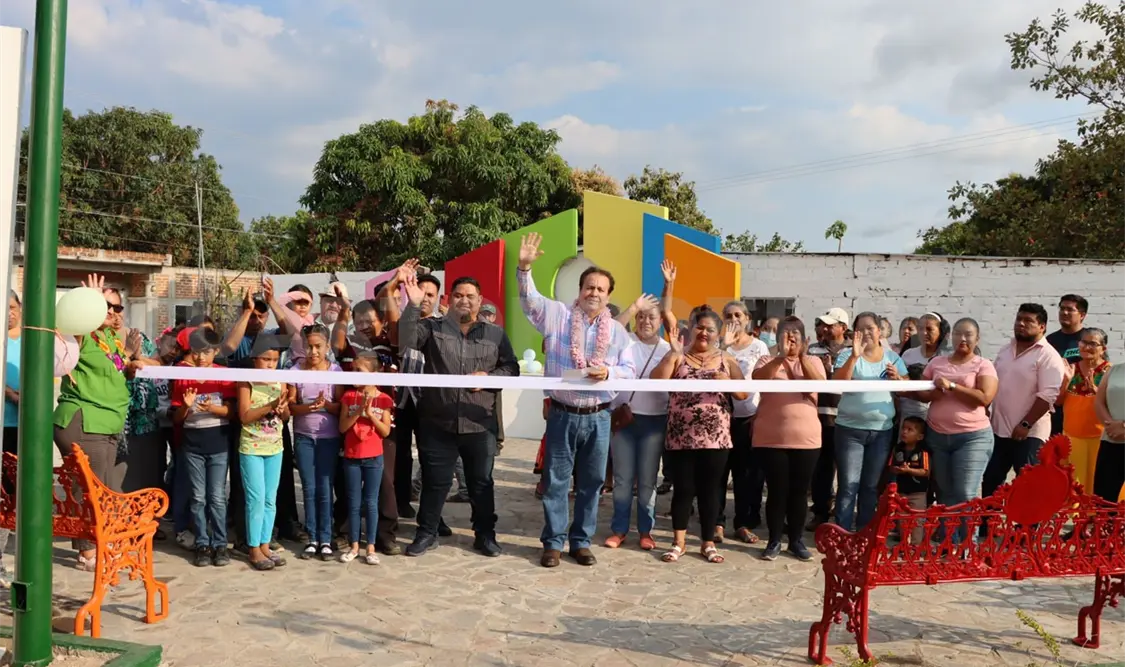 Entrega Rosales parque en Nueva Esperanza