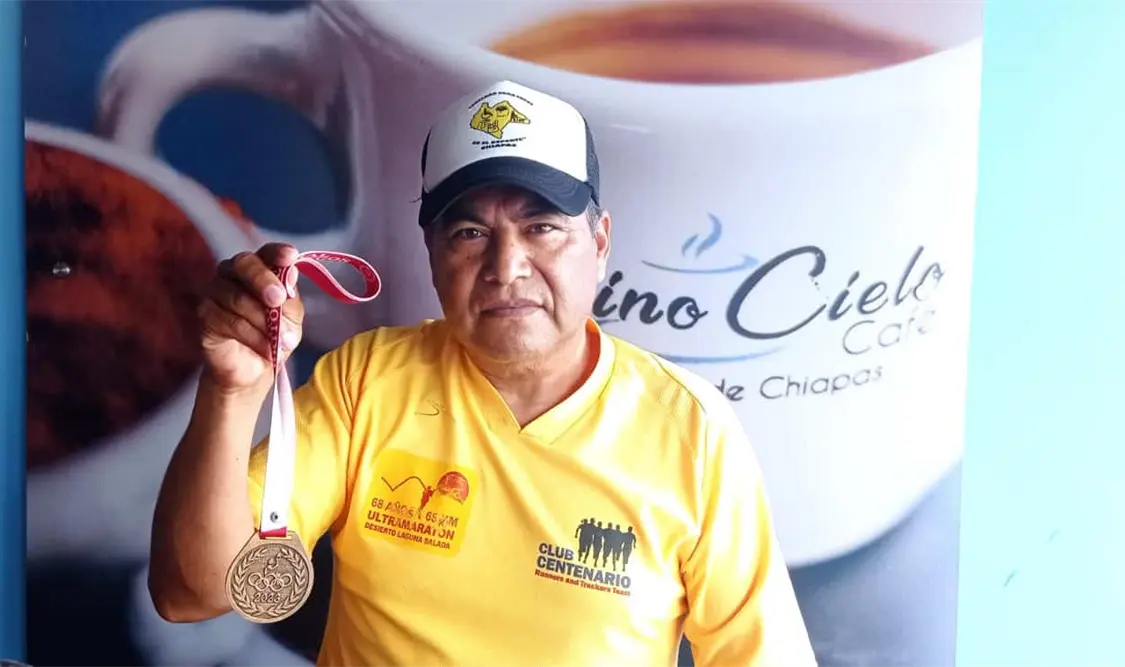 Héctor Valadez mostró cómo será la medalla que se entregará en esta nueva edición a todos los competidores. Alan Pola/CP