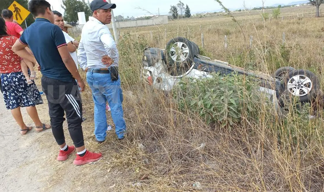 Volcó y queda entre los matorrales; solo daños