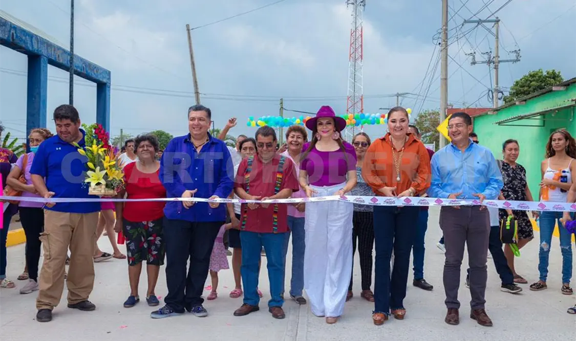 Inaugura Rosy Urbina obra vial en colonia