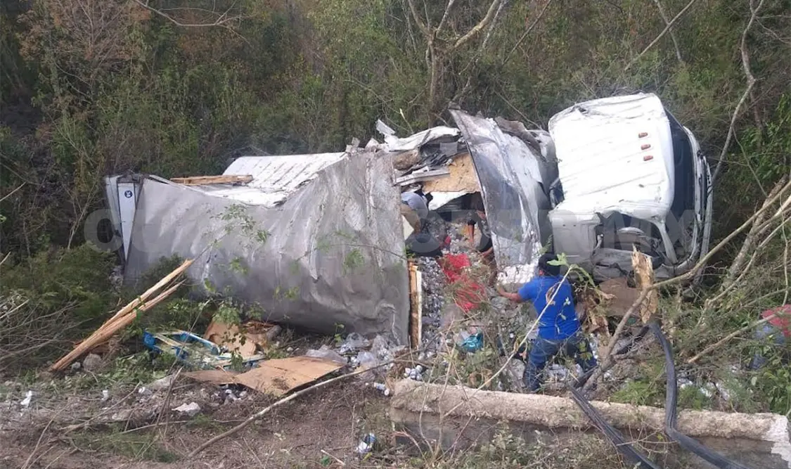 Vuelca camión en carretera a Las Rosas; hubo rapiña