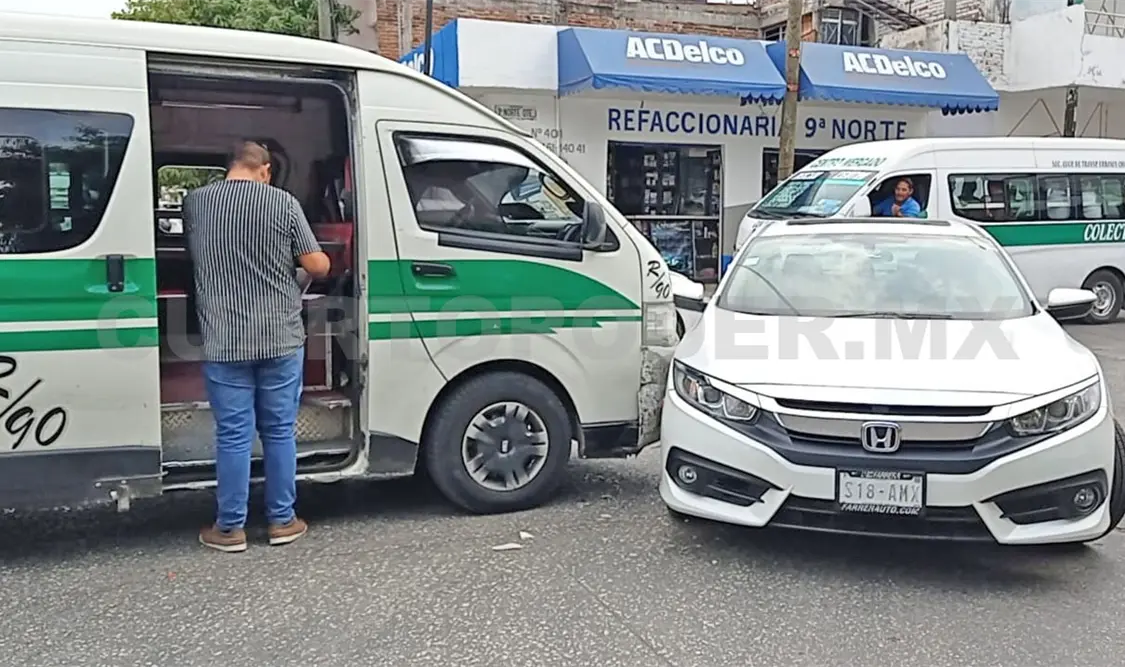 Colectivo se impacta contra automóvil sedán
