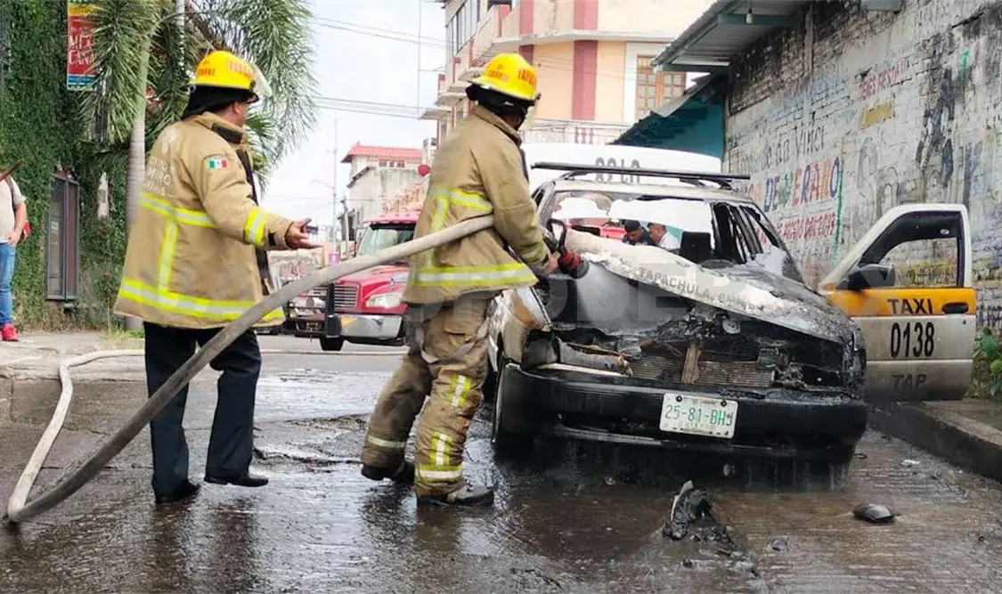 Se incendia taxi y termina en cenizas