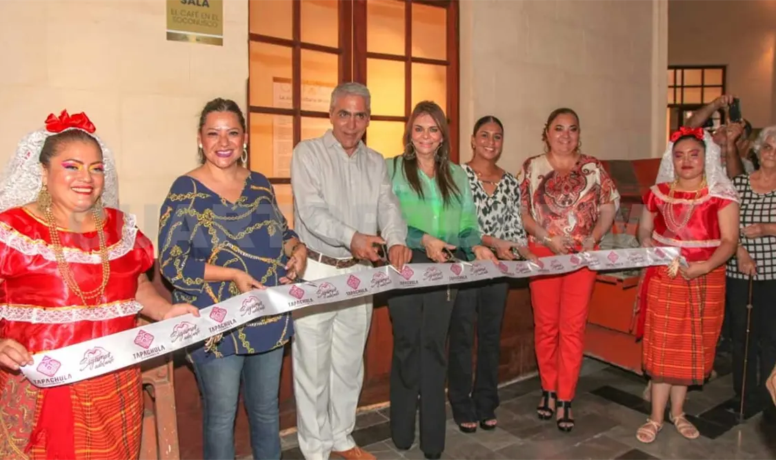En la inauguración de la exposición fotográfica “El Desierto de la Soledad. Tiempos en una Selva sin Tiempo” de Jorge Silva. CP