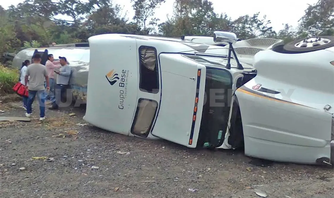 Los hechos ocurrieron sobre la carretera Costera, en donde el “coloso” terminó recostado y con las llantas al aire; el saldo fue solo de daños materiales. Víctor Sánchez / CP