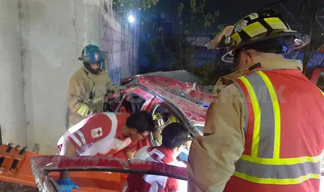 El conductor del automóvil fue rescatado por paramédicos de la Cruz Roja Mexicana, y luego lo trasladaron a un hospital. Manuel Martínez / CP