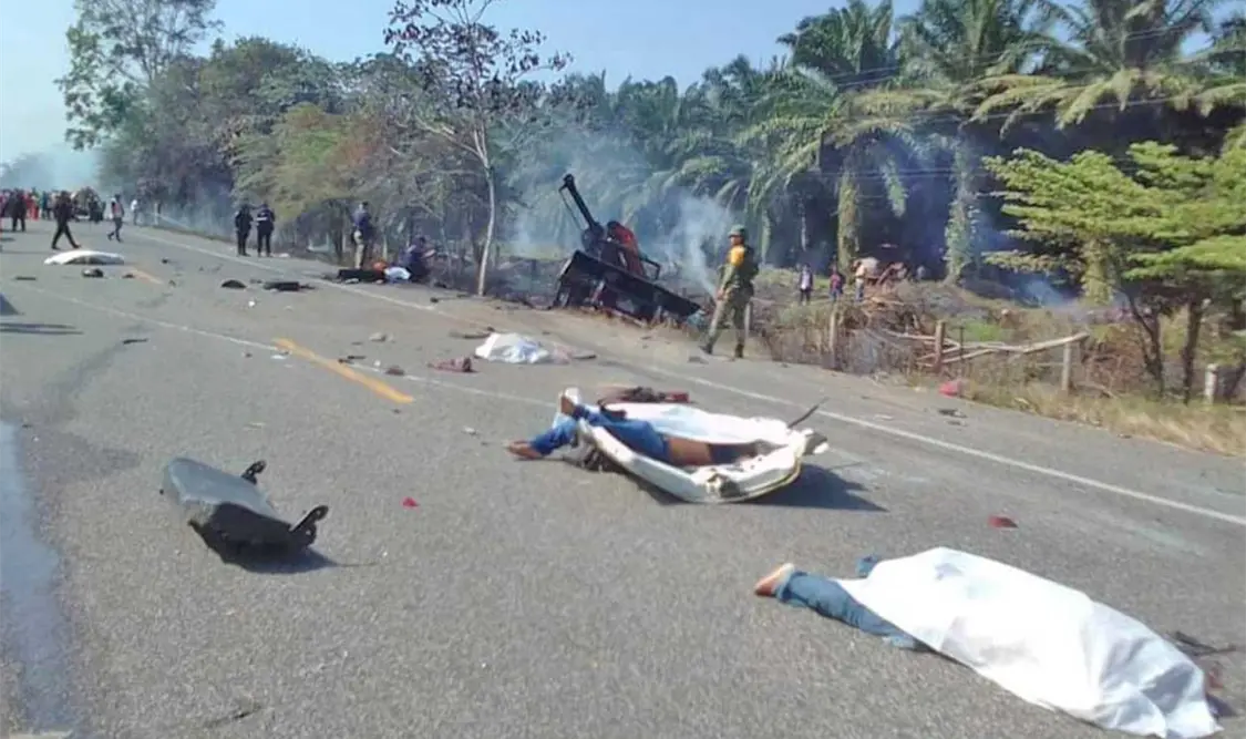 Los hechos ocurrieron la tarde del sábado, al impactase de frente una Urvan y una grúa; suceso que terminó en tragedia. Genaro Sánchez / CP