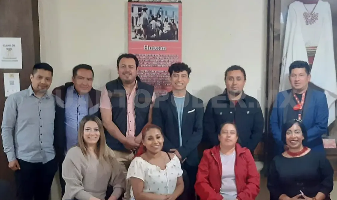 Locutores participan en taller de capacitación