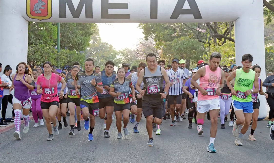 Tuxtlecos participan en justa Corriendo por Ellas