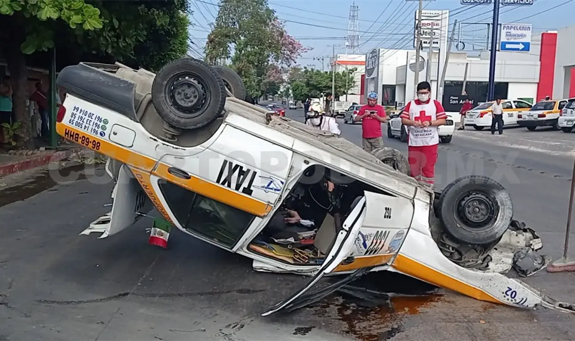 Taxista despedaza su auto y pasajero queda grave