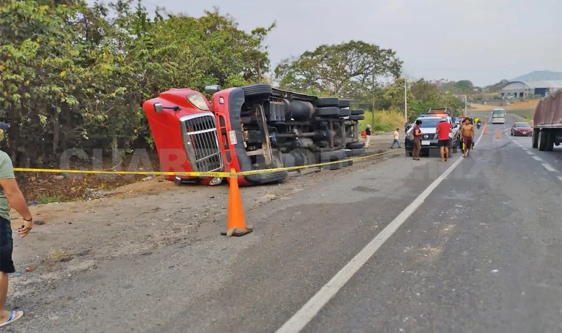 Otro tráiler se accidenta en la Curva del Diablo