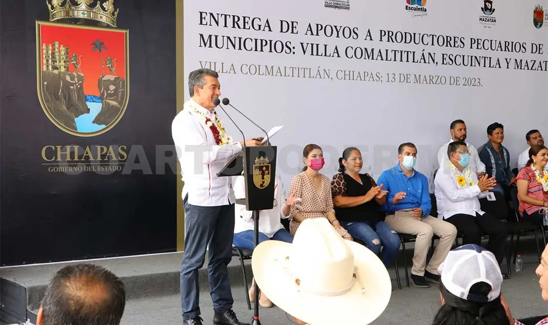 Entrega Escandón apoyos a productores pecuarios
