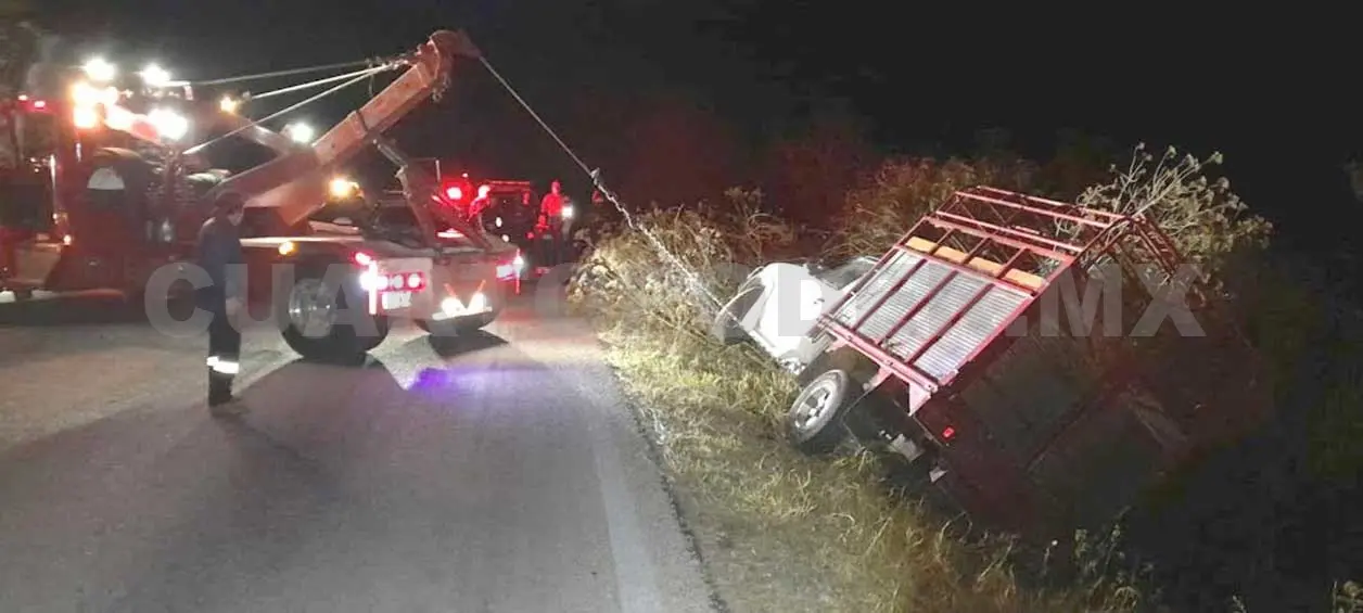 Estaquitas cae y vuelca; el conductor iba tomado