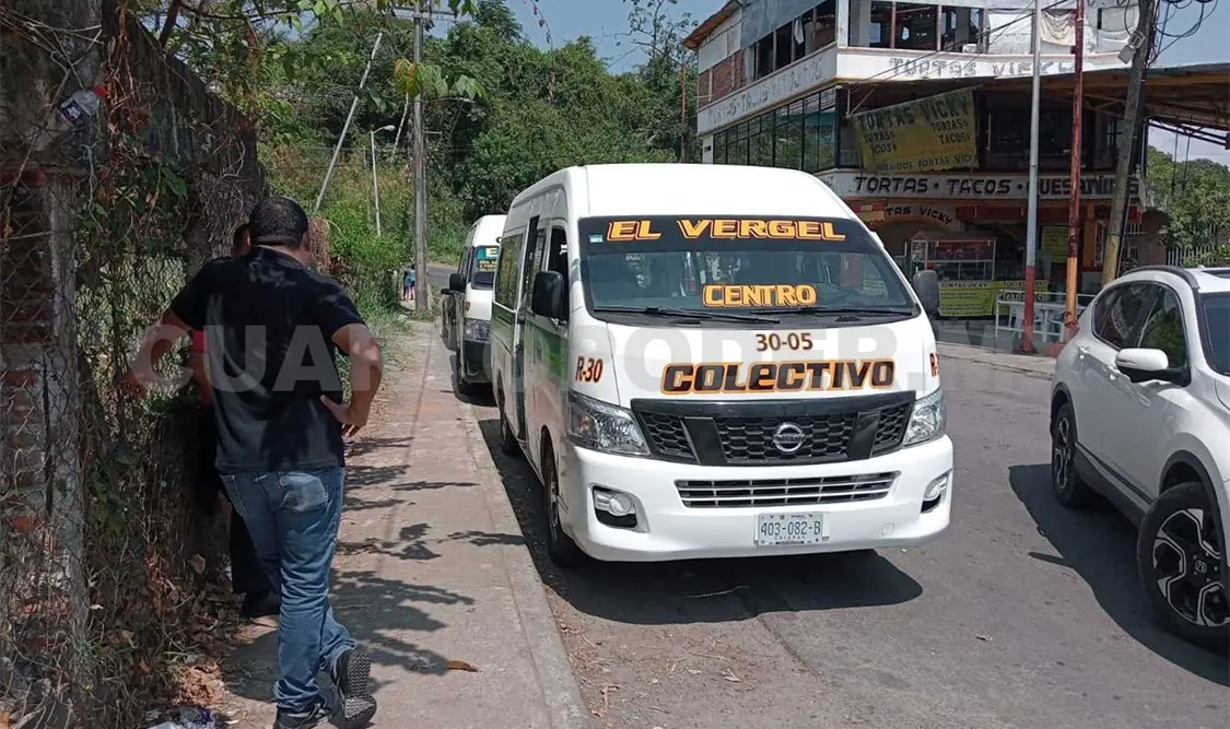 Choferes detienen a colectivo; presuntamente invadió ruta