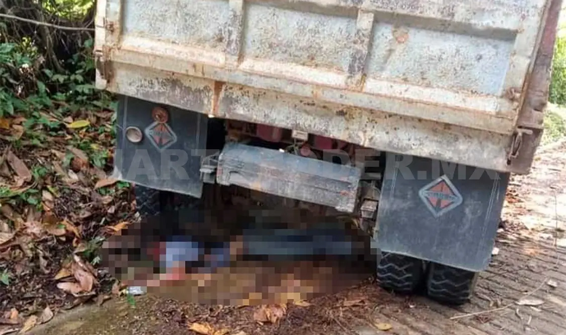Padre e hijo mueren aplastados por volteo