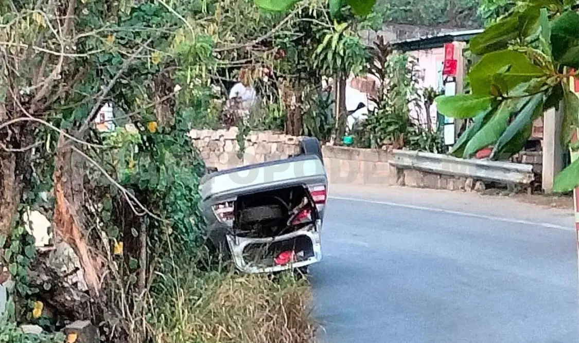 Queda volcado en la zona de curvas